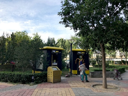 【日経ビジネス】広場に突如、無人のジムボックスが登場